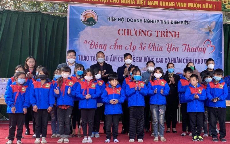 Lãnh đạo Hiệp hội Doanh nghiệp tỉnh Điện Biên cùng các doanh nghiệp thành viên trao áo ấm tặng học sinh tiểu học xã Háng Lìa, huyện Điện Biên Đông.