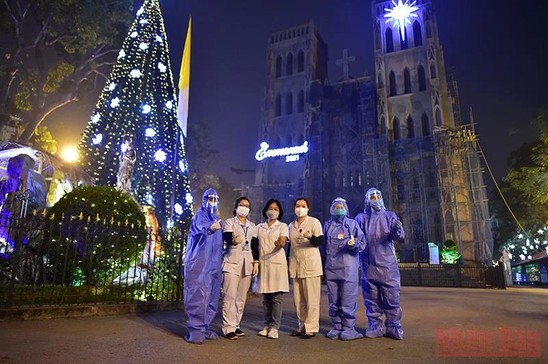 Lực lượng y, bác sĩ thực hiện nhiệm vụ tại khu vực Nhà thờ Lớn chụp ảnh lưu lại kỷ niệm 1 mùa Giáng sinh đáng nhớ. (Ảnh: Thành Đạt)