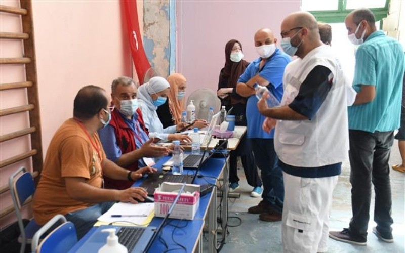 Người dân chờ tiêm vaccine phòng Covid-19 tại Tunis (Tunisia), ngày 8/8/2021. (Ảnh: THX/TTXVN)