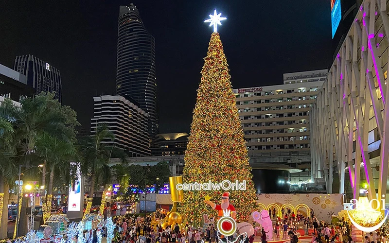 Cây thông trang trí đón năm mới tại một trung tâm thương mại ở thủ đô Bangkok, Thái Lan.