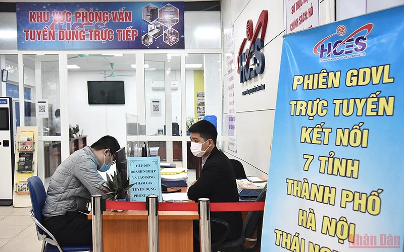 Phiên giao dịch việc làm trực tuyến tại Hà Nội ngày 16/12 (Ảnh: Minh Duy).