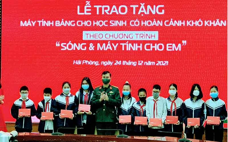 Trung tá Đặng Anh Tuấn, Giám đốc Chi nhánh Viettel Hải Phòng trao máy tính bảng tặng học sinh có hoàn cảnh khó khăn trên địa bàn thành phố Hải Phòng.