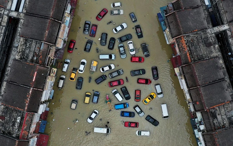 Nhiều phương tiện và tòa nhà tại bang Selangor ngập trong nước, ngày 21/12. (Ảnh: Reuters)