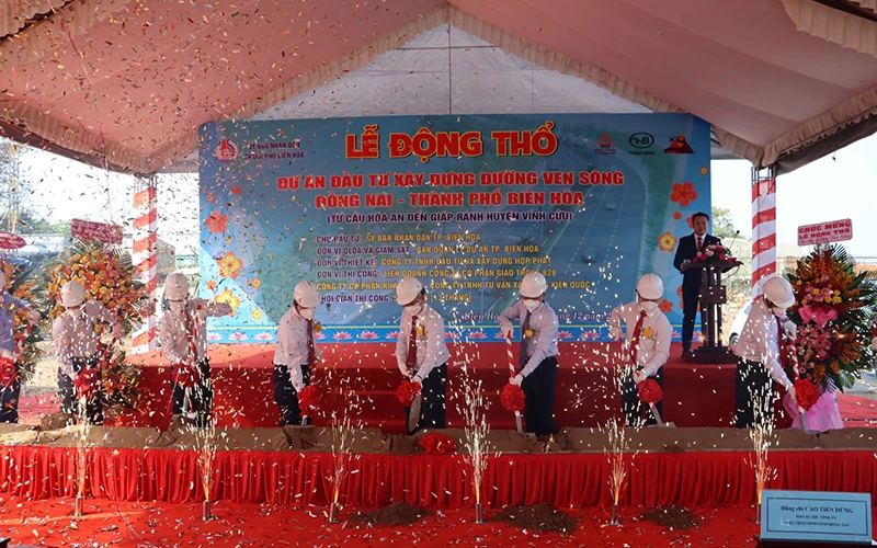 Các đại biểu thực hiện nghi thức khởi công dự án đường ven sông Đồng Nai.