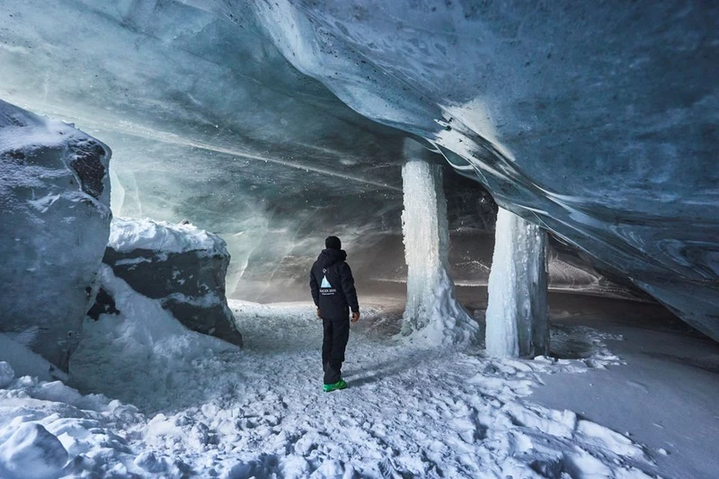 Hang động băng dài tự nhiên được tạo ra bởi nước tan chảy tích tụ trong mùa hè và rút đi vào mùa thu nhường chỗ cho một hang động bằng băng tại khu nghỉ mát trượt tuyết Glacier 3000 ở Les Diablerets, Thụy Sĩ, ngày 22/12. Ảnh: Reuters.
