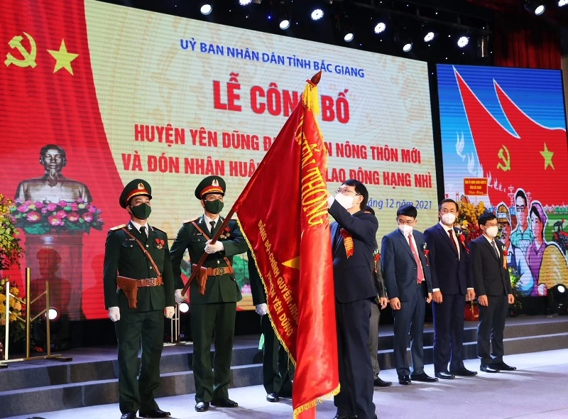 Đồng chí Lê Ánh Dương, Chủ tịch UBND tỉnh Bắc Giang trao Huân chương Lao động hạng Nhì cho Đảng bộ, chính quyền và nhân dân huyện Yên Dũng.