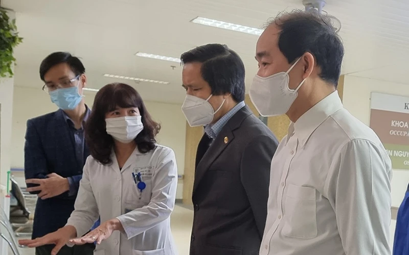 Đoàn kiểm tra công tác phòng, chống dịch tại Bệnh viện Thanh Nhàn. 