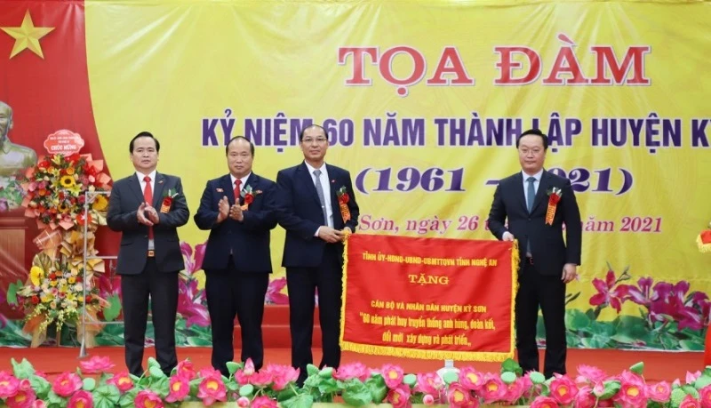 Chủ tịch UBND tỉnh Nghệ An trao bức trướng tặng huyện Kỳ Sơn. (Ảnh: Phạm Bằng)