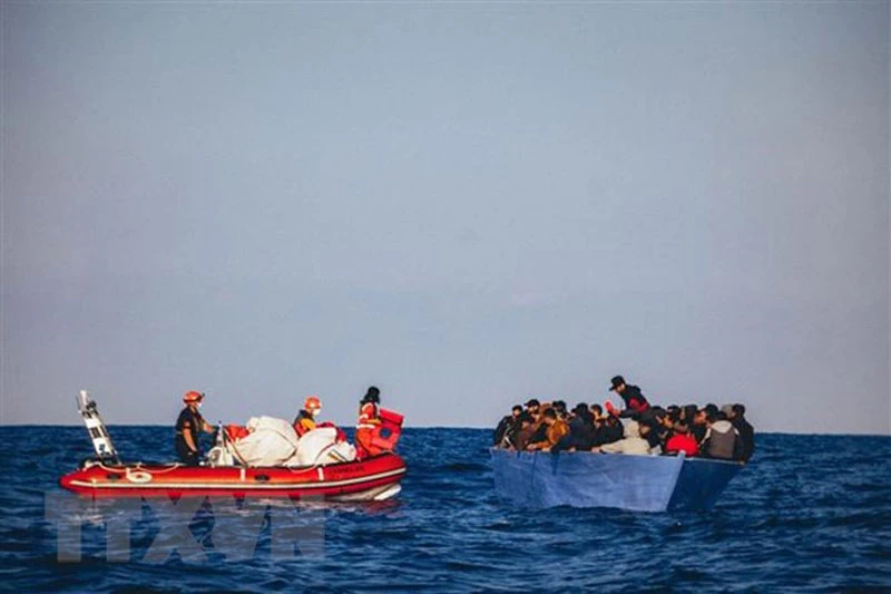 Lực lượng cứu hộ giải cứu người di cư ngoài khơi bờ biển Libya. (Ảnh: AFP/TTXVN)