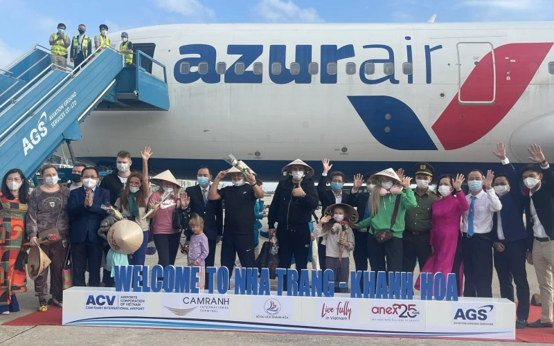 Lễ đón khách du lịch Nga trở lại Nha Trang-Khánh Hòa trên chuyến bay số hiệu ZF743 của Hãng hàng không Azur Air. 