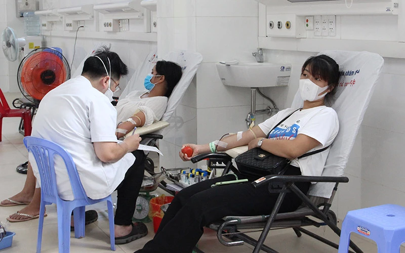 Tình nguyện viên đến bệnh viện hiến máu tại Ðà Nẵng. 