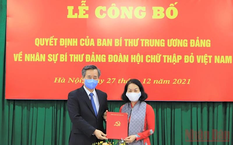 Đồng chí Bùi Thị Hòa nhận quyết định chức Bí thư Đảng đoàn Hội Chữ Thập đỏ Việt Nam.