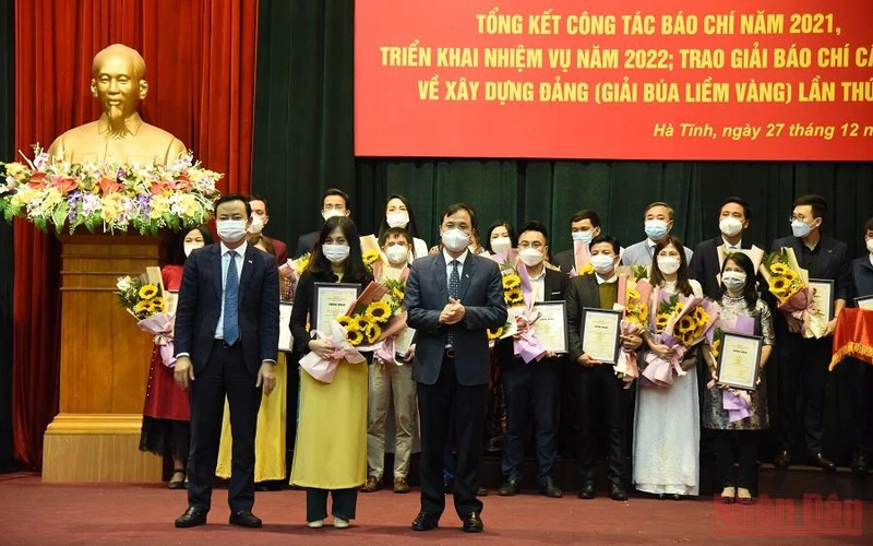 Lãnh đạo tỉnh Hà Tĩnh trao giải thưởng cho nhóm tác giả đạt giải A Giải Báo chí về xây dựng Đảng cấp tỉnh. (Ảnh: THU HÀ)