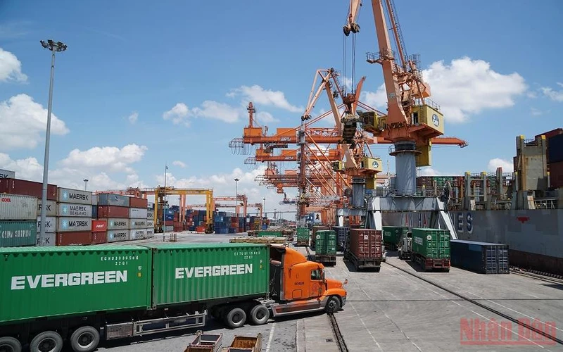 Bốc xếp hàng hóa xuất nhập khẩu tại cảng Tân Vũ, Hải Phòng. (Ảnh: DUY LINH)