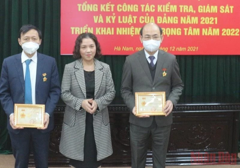 Đồng chí Trần Thị Hiền, Ủy viên Ủy ban Kiểm tra Trung ương trao Kỷ niệm chương Vì sự nghiệp kiểm tra Đảng năm 2021 cho các cá nhân tiêu biểu.
