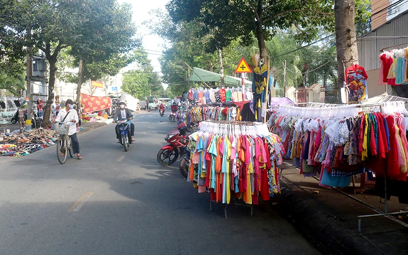 Tiểu thương chợ đêm Trà Vinh lấn chiếm lòng đường Lý Tự Trọng để bán hàng.