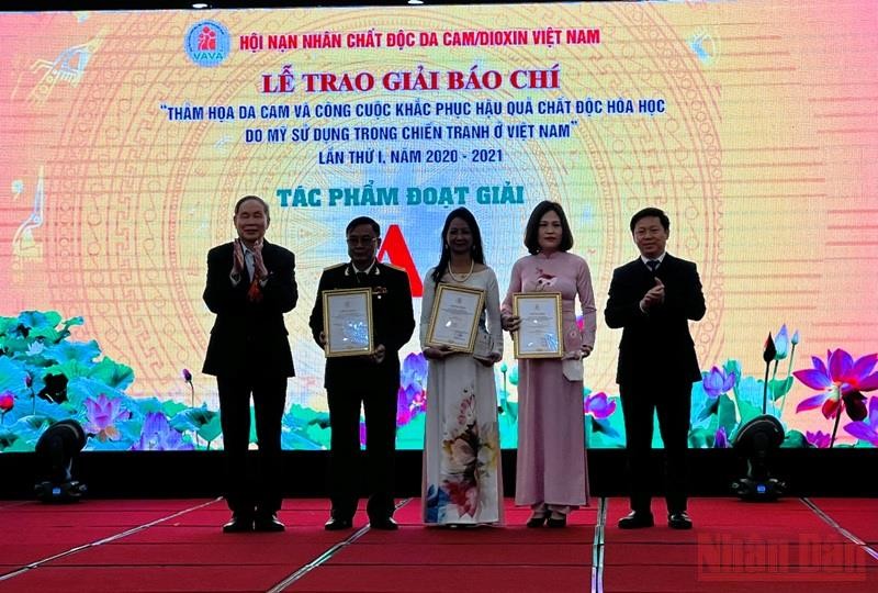 Thượng tướng Nguyễn Văn Rinh, Chủ tịch Hội Nạn nhân chất độc da cam và Phó Trưởng Ban Tuyên giáo Trần Thanh Lâm trao giải A cho các tác giả đạt giải.