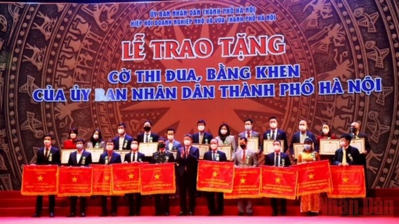 Lãnh đạo thành phố Hà Nội trao tặng bằng khen, cờ thi đua cho các doanh nghiệp tiêu biểu của Thủ đô. (Ảnh: NGUYÊN TRANG)