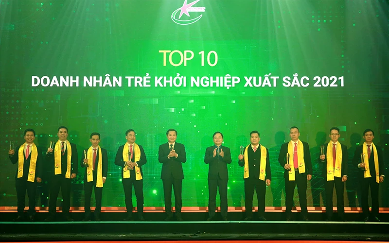 Phó Thủ tướng Lê Minh Khái và Bí thư Thứ nhất Trung ương Đoàn Nguyễn Anh Tuấn trao danh hiệu TOP 10 “Doanh nhân trẻ khởi nghiệp xuất sắc 2021”. Ảnh VGP