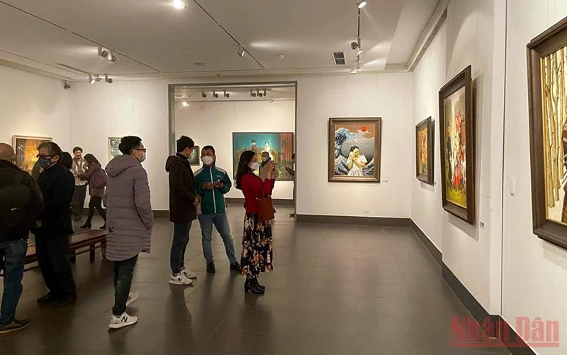 Khách tham quan triển lãm “Nhóm Hiện Thực+” tại Bảo tàng Mỹ thuật Việt Nam.