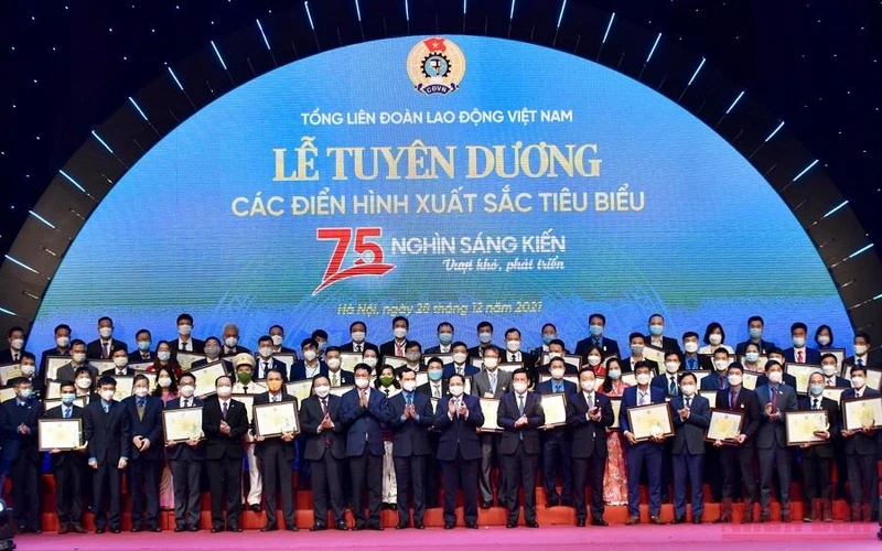 Thủ tướng Phạm Minh Chính và 57 cá nhân có sáng kiến xuất sắc tiêu biểu. (Ảnh: TRẦN HẢI)