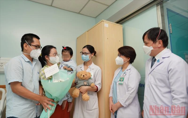 Đội ngũ y bác sĩ Bệnh viện Đại học Y dược thành phố Hồ Chí Minh chúc mừng bệnh nhi và gia đình trong ngày xuất viện.