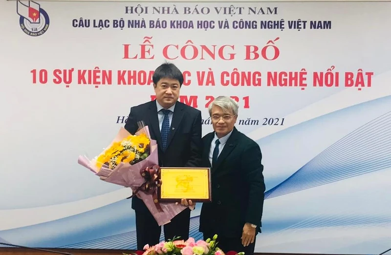 Ông Chu Hoàng Hà, Phó Chủ tịch Viện Hàn lâm Khoa học và Công nghệ Việt Nam thay mặt Chủ tịch Viện Hàn lâm Châu Văn Minh nhận chứng nhận.