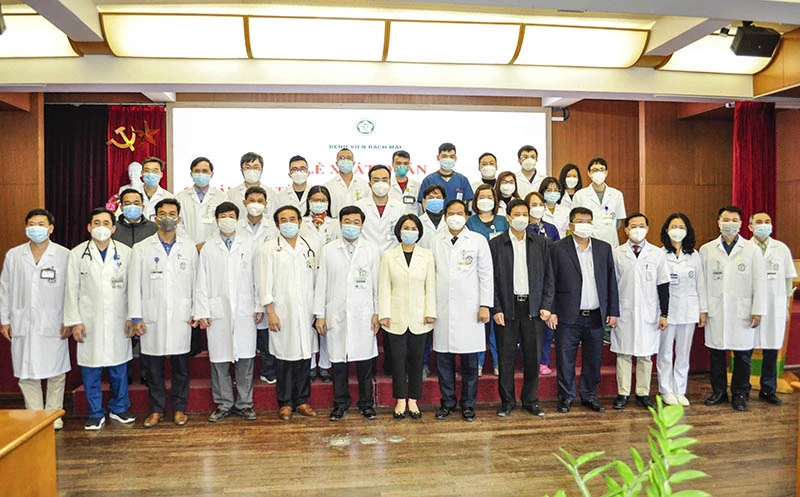 26 cán bộ, nhân viên y tế Bệnh viện Bạch Mai chi viện cho quận Đống Đa chống dịch.