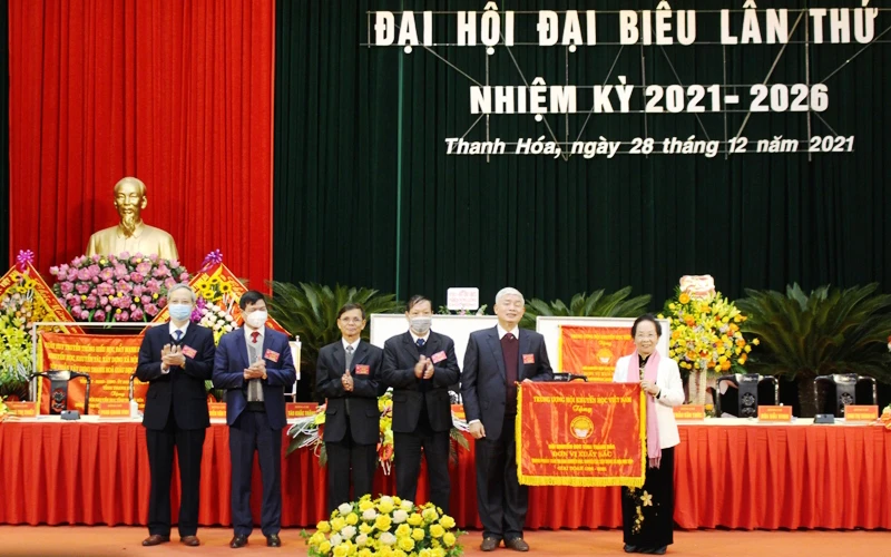 Trung ương Hội khuyến học Việt Nam tặng cờ dẫn đầu phong trào thi đua giai đoạn 2016-2021 cho Hội Khuyến học Thanh Hóa.