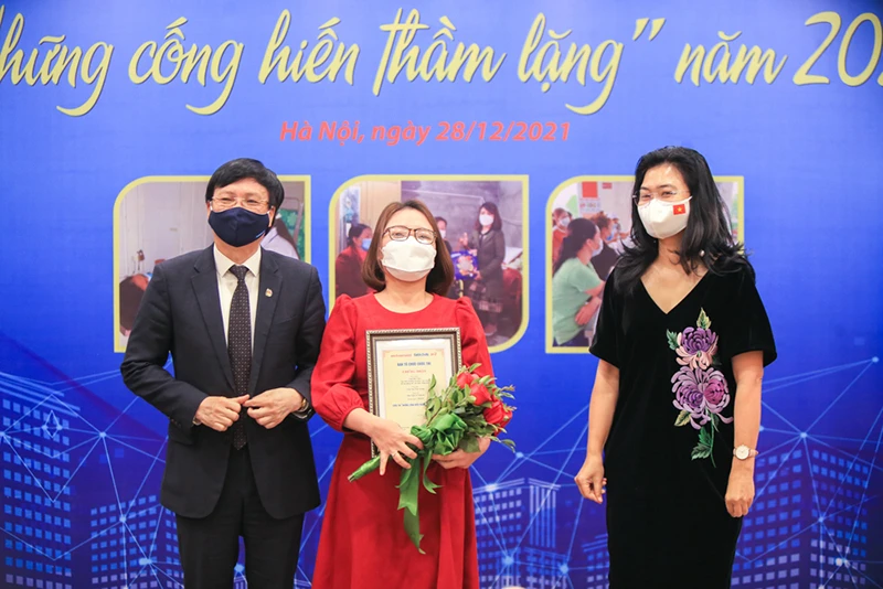 Phó Chủ tịch Thường trực Hội Nhà báo Việt Nam và đại diện Tổ chức ActionAid Việt Nam trao giải nhất cho tác giả. Ảnh: Ngọc Tú
