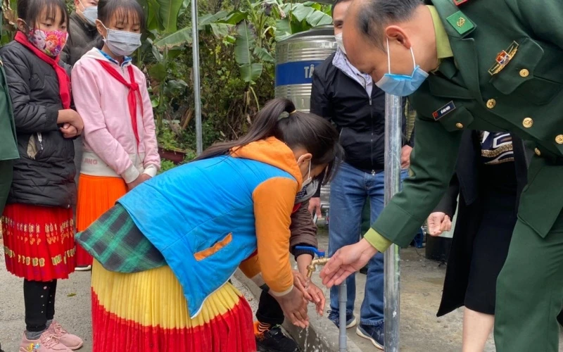 Quỹ Toyota Việt nam cung cấp nước sạch cho trường tiểu học và đồn biên phòng tại tỉnh Hà Giang. (Ảnh: Công ty ô-tô Toyota cung cấp)
