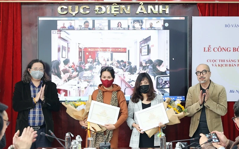 Các tác giả đoạt giải nhì kịch bản phim hoạt hình nhận giải thưởng.