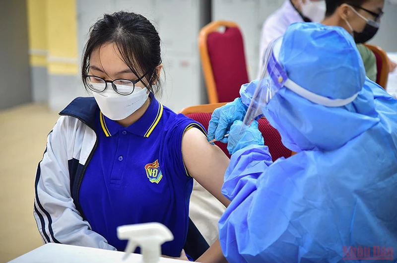 Học sinh Trường THPT Việt Đức được tiêm vaccine mũi 2 phòng Covid-19 trong sáng 23/12 . (Ảnh minh họa: Thành Đạt) 