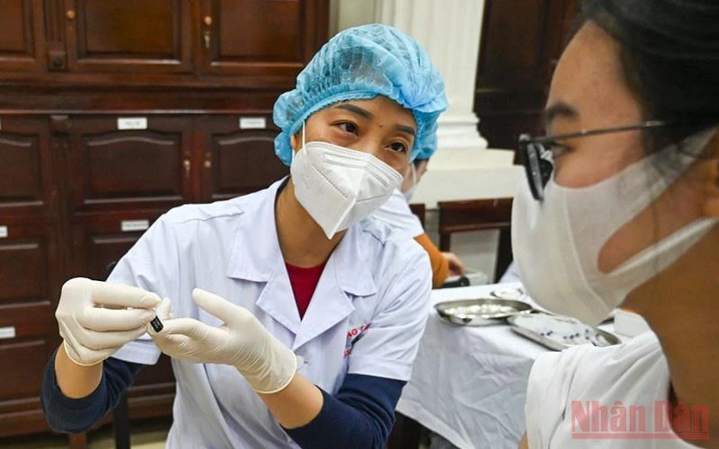 Quận Hoàn Kiếm, Hà Nội, triển khai tiêm vaccine cho trẻ em từ 12 đến 17 tuổi ngày 27/11/2021. (Ảnh: Duy Linh)
