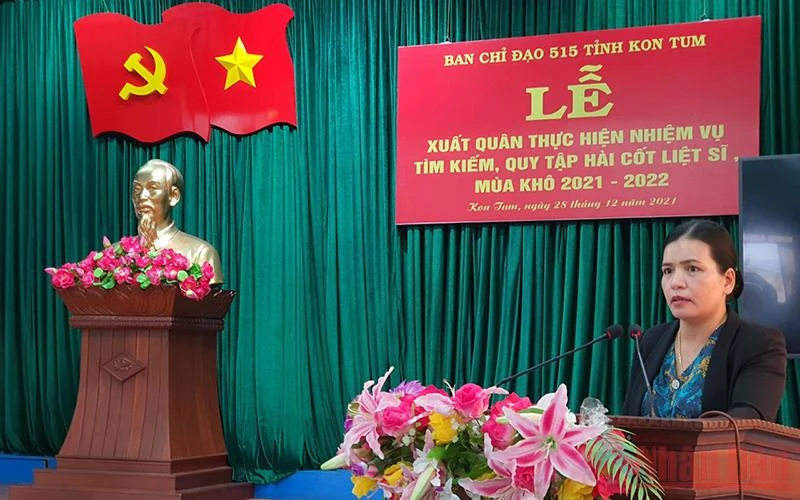 Phó Chủ tịch Ủy ban nhân dân tỉnh Kon Tum Y Ngọc, phát biểu chỉ đạo, động viên các chiến sĩ Đội K53 lên đường làm nhiệm vụ.