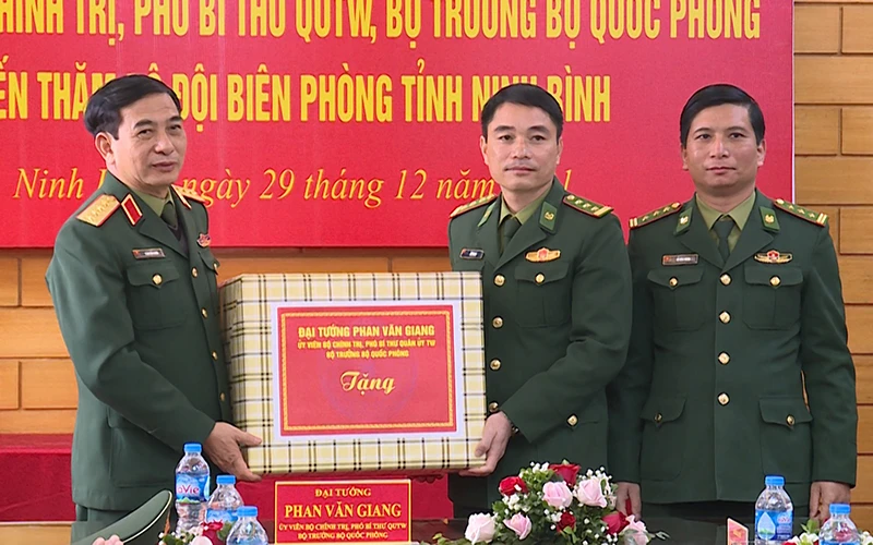 Đại tướng Phan Văn Giang, Ủy viên Bộ Chính trị, Phó Bí thư Quân ủy Trung ương, Bộ trưởng Quốc phòng thăm Bộ chỉ huy Bộ đội Biên phòng Ninh Bình.