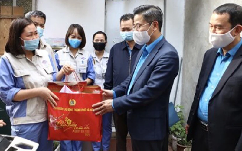 Lãnh đạo Liên đoàn Lao động thành phố Hà Nội tặng quà Tết cho công nhân không về quê, ở lại nhà trọ trong dịp Tết Tân Sửu 2021.