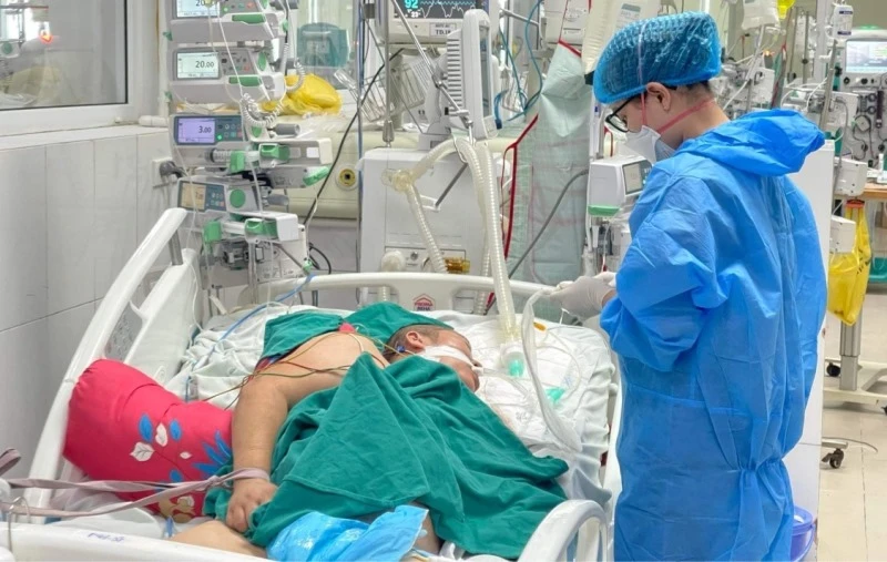 Chăm sóc người bệnh Covid-19 nặng tại Khoa Hồi sức tích cực, Bệnh viện Bệnh nhiệt đới Trung ương. (Ảnh: Hà Linh)