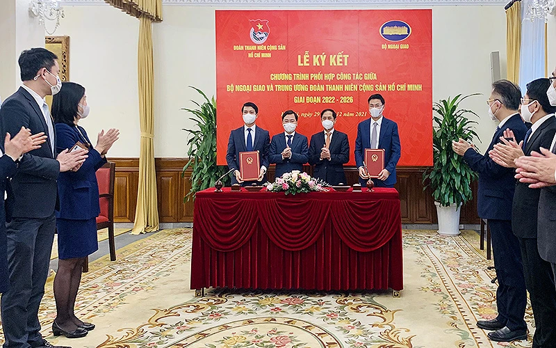 Các đồng chí Bùi Thanh Sơn, Nguyễn Anh Tuấn (thứ 2 và 3 từ phải sang trong ảnh) chứng kiến hoạt động ký kết chương trình phối hợp giữa Bộ Ngoại giao và Trung ương Đoàn, giai đoạn 2022-2026.