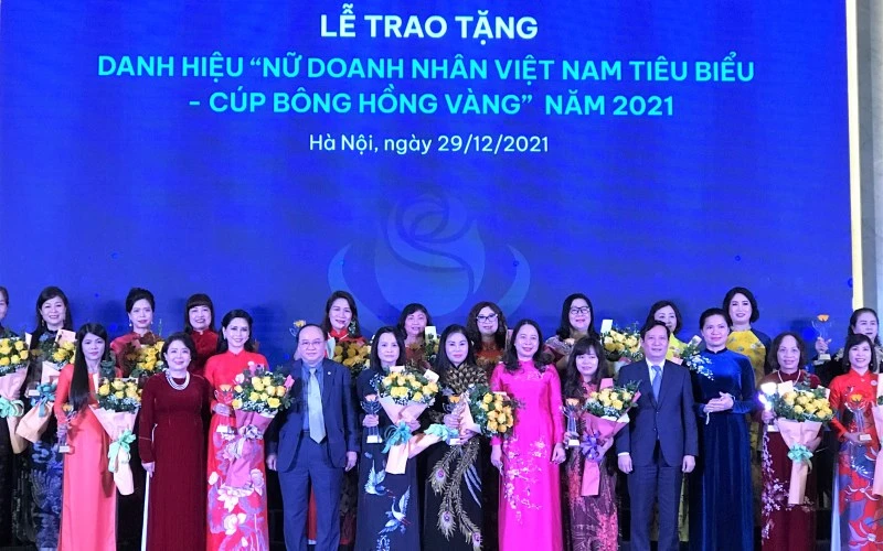Vinh danh “Nữ doanh nhân Việt Nam tiêu biểu-Cúp Bông hồng vàng” năm 2021.