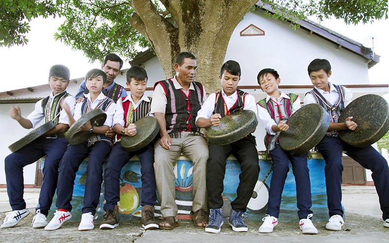 Những ngày cuối năm, chúng tôi tìm về buôn làng đồng bào các dân tộc bản địa Cơ Ho, Mạ, Chu Ru tại Lâm Đồng để nghe già làng, nghệ nhân kể chuyện truyền lửa cho các thế hệ con cháu về những di sản quý báu của dân tộc mình, để kết nối mạch nguồn văn hóa truyền thống sống mãi với thời gian.