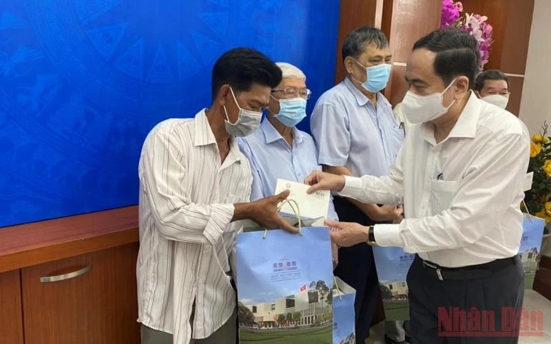Đồng chí Trần Thanh Mẫn tặng quà gia đình chính sách tiêu biểu.