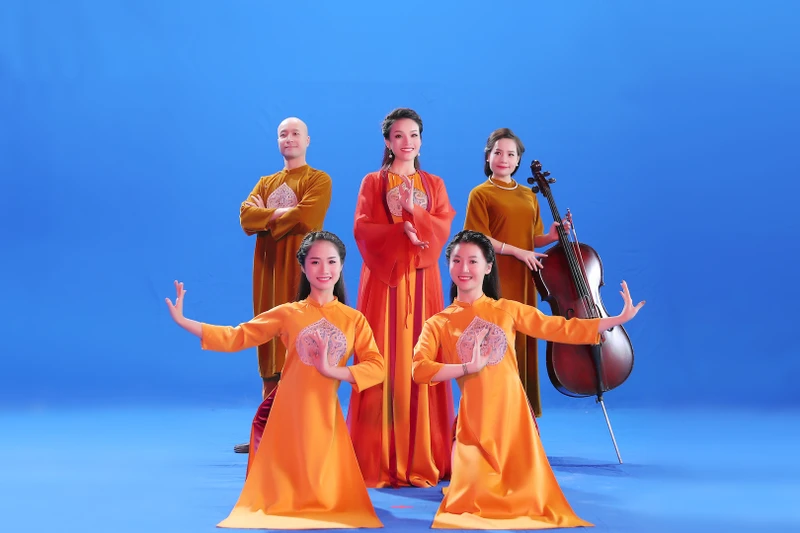 Các nghệ sĩ Tân Nhàn, Đinh Hoài Xuân, nhạc trưởng Đồng Quang Vinh cùng các nghệ sĩ khác trong MV. (Ảnh: Ê-kíp cung cấp)