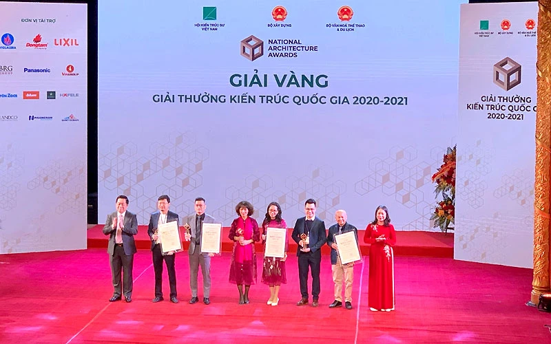 Các đồng chí Nguyễn Trọng Nghĩa, Võ Thị Ánh Xuân trao giải cho các tác giả, tác phẩm đạt giải Vàng.