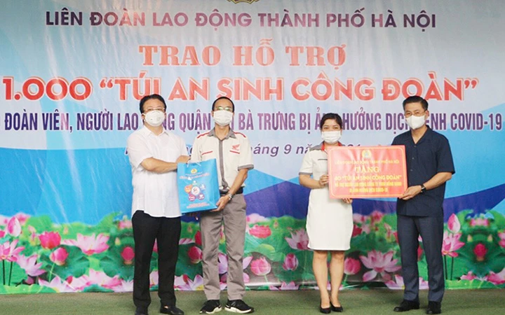 Liên đoàn Lao động Hà Nội trao quà An sinh Công đoàn tới người lao động quận Hai Bà Trưng vào tháng 9 vừa qua (Ảnh minh họa: An Trân).