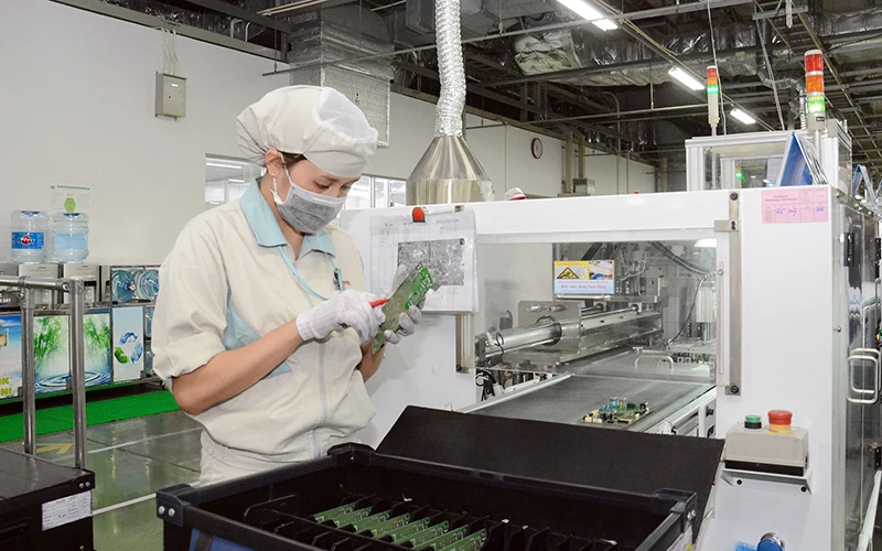 Sản xuất linh kiện điện tử tại Công ty Canon Việt Nam (Khu công nghiệp Bắc Thăng Long, Hà Nội). Ảnh: DUY LINH