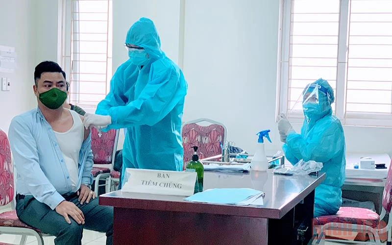 Tiêm vaccine ngừa Covid-19 mũi bổ sung cho lực lượng làm nhiệm vụ tại Bệnh viện Công an thành phố Hải Phòng.