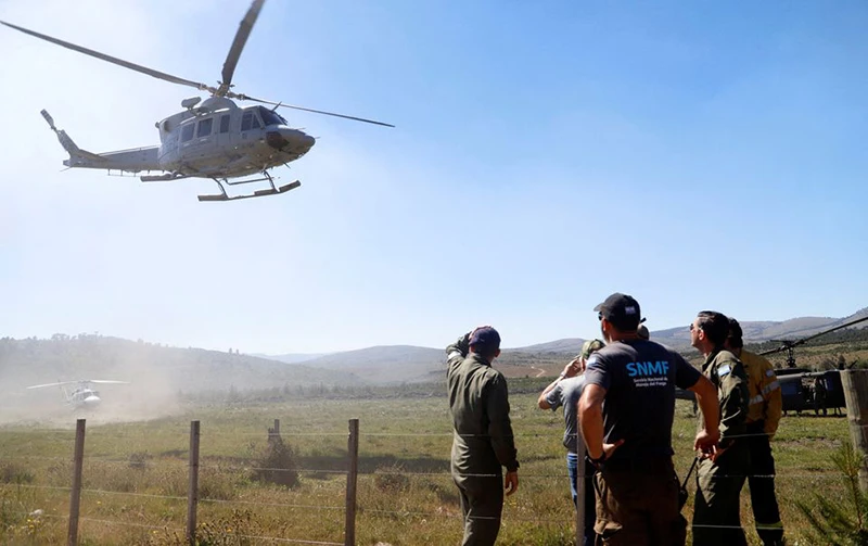 Trực thăng dập cháy rừng cất cánh để làm nhiệm vụ tại Alumine, Neuquen, Argentina, ngày 27/12. (Ảnh: Reuters)