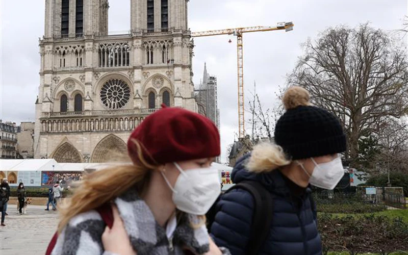 Người dân đeo khẩu trang phòng lây nhiễm Covid-19 tại Paris, Pháp. (Ảnh: THX/TTXVN)