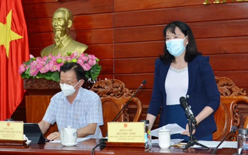 Bà Hồ Thu Ánh, Phó Chủ tịch Ủy ban nhân dân tỉnh Hậu Giang chỉ đạo tại cuộc họp.
